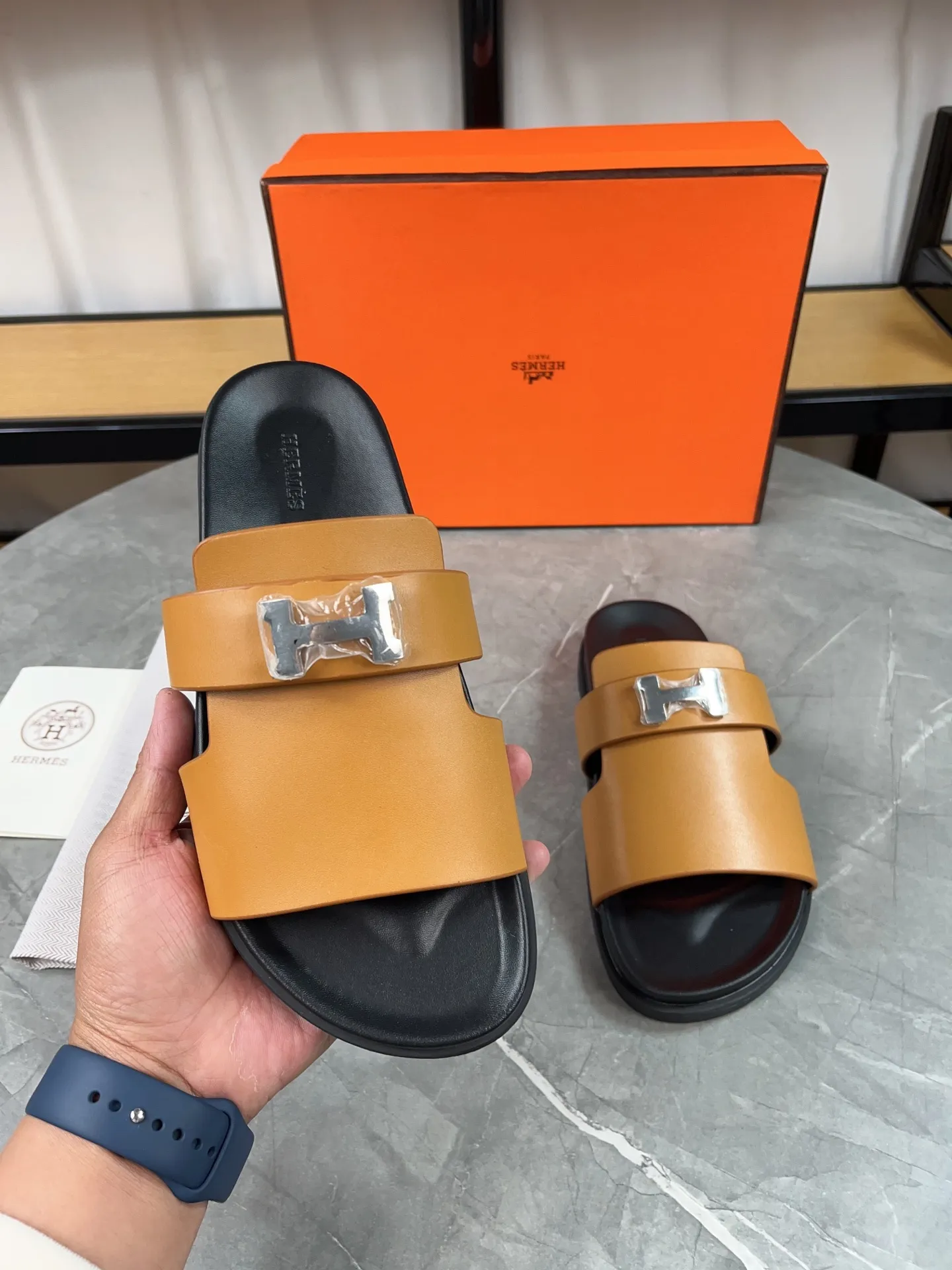 p440🐮🐮H family classic (couples) buckle slippers ✅ Hermes Hermes spring and summer sandals series! Classic style, always popular slippers - sandals, great with any combination! ! ! Upper: imported palmprint PU inner lining: imported mixed sheepskin Outsole: Tpu non-slip and wear-resistant outsole Female size: 35-40 (41 customized) Male size: 39-45 (39.45 customized)